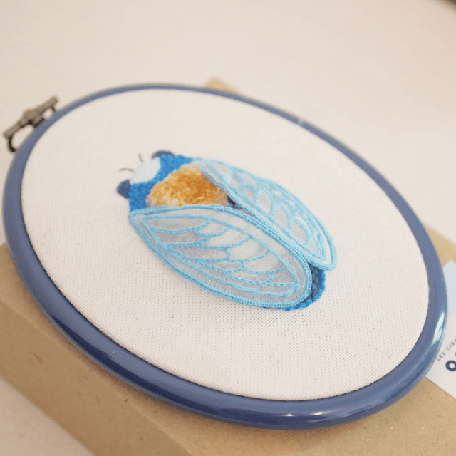Les Cigales Brodées – Stumpwork & Punch Needle · 11.5 cm
