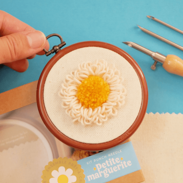 Kit Punch Needle Débutant – Petite Marguerite d’Automne | Broderie Magique DIY