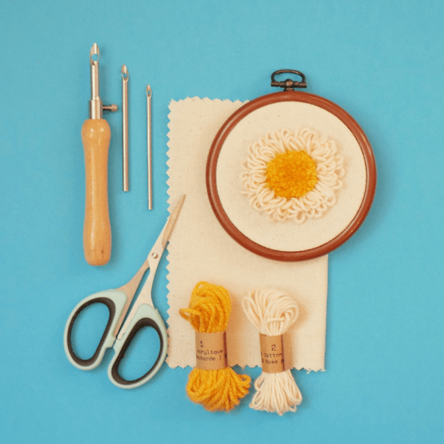 Kit Punch Needle Débutant – Petite Marguerite d’Automne | Broderie Magique DIY