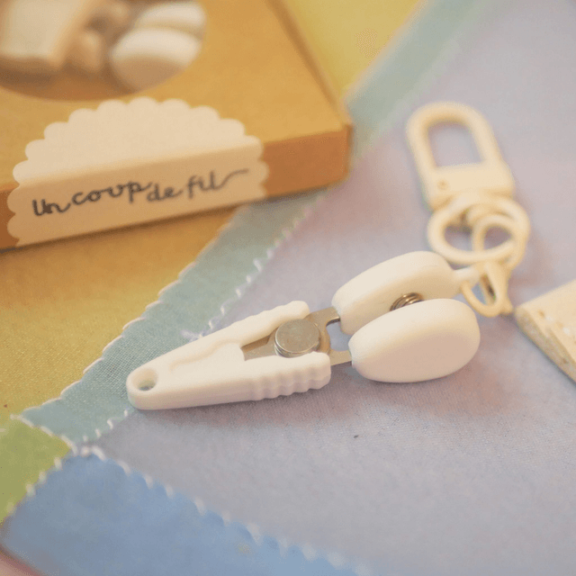 Mini ciseaux style japonais – acier inoxydable avec boucle à crochet colorée et étui en cuir