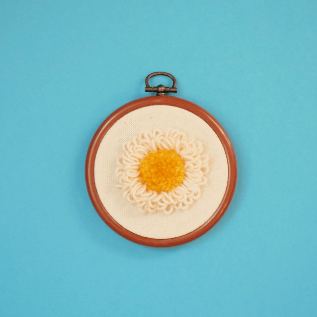 Kit Punch Needle Débutant – Petite Marguerite d’Automne | Broderie Magique DIY