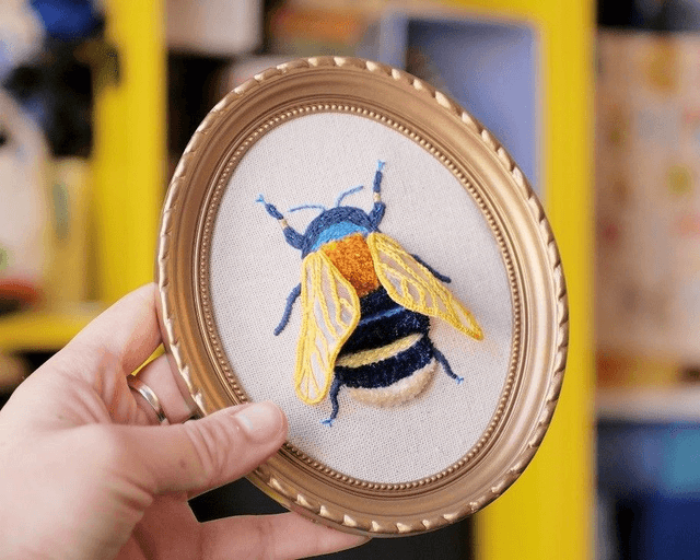 Ma Bumble Bee – Stumpwork &amp; Punch Needle · 12 cm
